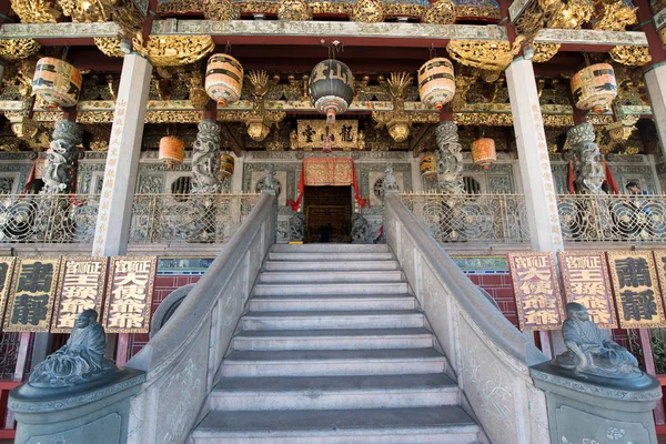 Tayland - Circa Şubat 2016: Tayland'da bir Budist tapınağında insanlar