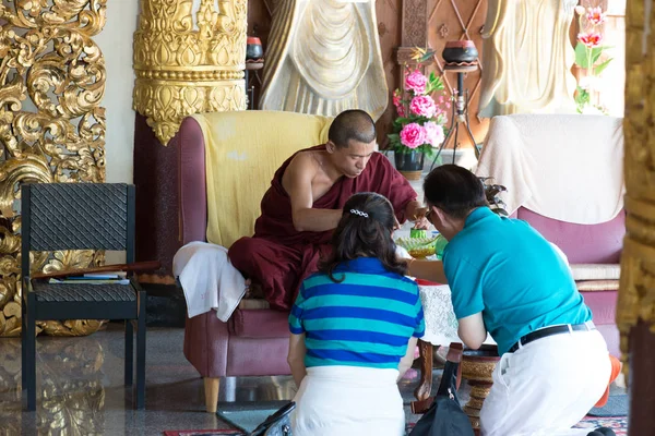 Thaiföld Circa Február 2016 Emberek Egy Buddhista Templomban Thaiföldön — Stock Fotó