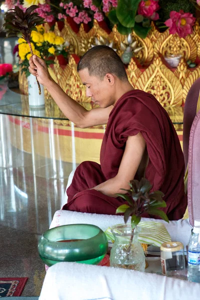 Thaiföld Circa Február 2016 Emberek Egy Buddhista Templomban Thaiföldön — Stock Fotó