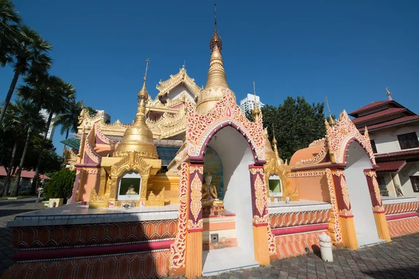 Ταϊλάνδη Περίπου 2016 Φεβρουαρίου Άνθρωποι Ένα Βουδιστικό Ναό Στην Ταϊλάνδη — Φωτογραφία Αρχείου