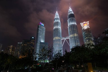 Kuala Lumpur, Malezya-Circa Ocak 2015: Petronas Twin Towers geceleri. Petronas Twin Towers, 1998 ila 2004 arasında dünyanın en yüksek binalarıdır.