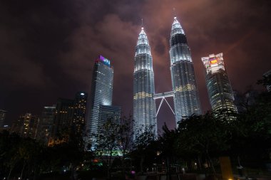 Kuala Lumpur, Malezya-Circa Ocak 2015: Petronas Twin Towers geceleri. Petronas Twin Towers, 1998 ila 2004 arasında dünyanın en yüksek binalarıdır.