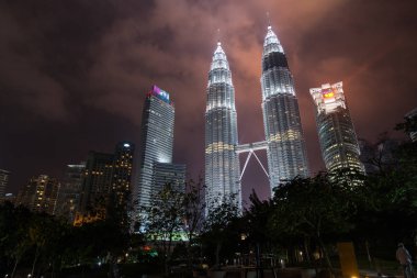 Kuala Lumpur, Malezya-Circa Ocak 2015: Petronas Twin Towers geceleri. Petronas Twin Towers, 1998 ila 2004 arasında dünyanın en yüksek binalarıdır.