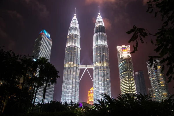 クアラルンプール マレーシア 2015 ペトロナスツインタワーの夜 ペトロナスツインタワーは1998から2004まで世界で最も高い建物でした — ストック写真