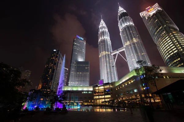クアラルンプール マレーシア 2015 ペトロナスツインタワーの夜 ペトロナスツインタワーは1998から2004まで世界で最も高い建物でした — ストック写真