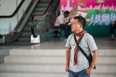 Kuala Lumpur, Malezya - Ocak 2015: Kuala Lumpur Malezya 'da halk ve yürüyen merdiven