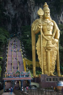 Batu Caves, Malezya-2015 Ocak: Malezya 'da Batu Caves 'de Hindu Tapınağı girişinde Lord LINA Hindu Deity heykeli. Kuala Lumpur 'un kuzeyinde popüler bir turistik yer