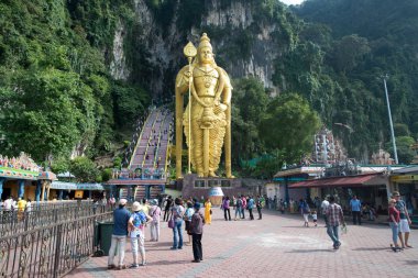 Batu Caves, Malezya-2015 Ocak: Malezya 'da Batu Caves 'de Hindu Tapınağı girişinde Lord LINA Hindu Deity heykeli. Kuala Lumpur 'un kuzeyinde popüler bir turistik yer