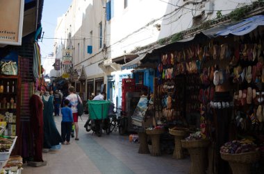 Essaouira, Fas - Mayıs 2013 civarı: kahve ve restoranların yer verdiği tipik Essaouira caddesi. Essaouira onun güzel plajları için Fas'ın en turistik yerlerinden biridir