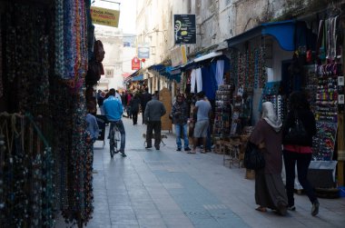 Essaouira, Fas - Mayıs 2013 civarı: kahve ve restoranların yer verdiği tipik Essaouira caddesi. Essaouira onun güzel plajları için Fas'ın en turistik yerlerinden biridir