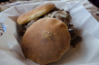 Kağıda sarılmış lezzetli hamburger.