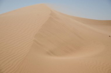 Sahara çöl manzara mavi gökyüzü ile. Dunes arka plan