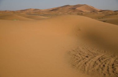 Sahara çöl manzara mavi gökyüzü ile. Dunes arka plan