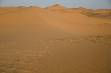 Sahara çöl manzara mavi gökyüzü ile. Dunes arka plan