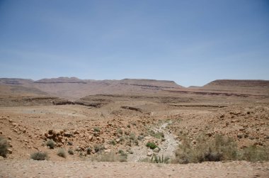 Essaouira, Fas - Mayıs 2013 civarı: kahve ve restoranların yer verdiği tipik Essaouira caddesi. Essaouira onun güzel plajları için Fas'ın en turistik yerlerinden biridir