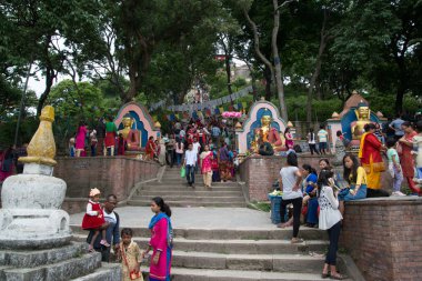 Katmandu, Nepal-yaklaşık Mayıs 2017: insanlar Katmandu, Nepal Swayambhunath Stupa yürüyüş