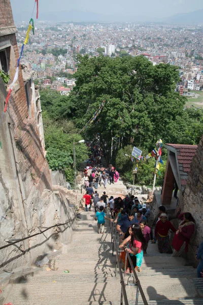 Katmandú Nepal Circa Mayo 2017 Gente Caminando Arriba Camino Swayambhunath — Foto de Stock