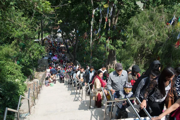 Katmandu, Nepal-yaklaşık Mayıs 2017: insanlar Katmandu, Nepal Swayambhunath Stupa için yolda yukarı yürüyen
