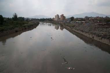 Yoksul kirli kirlenmiş nehir Nepal başkenti vardır, Kathmandu