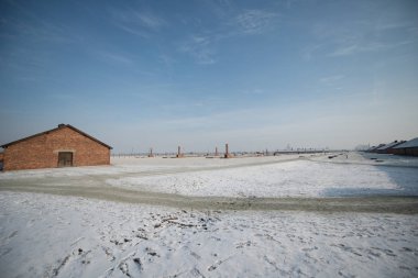 Toplama kampında çökmüş gaz odası Auschwitz Birkenau 27 Ocak 'ta eski bir Nazi imha kampı, 2014 Oswiecim içinde