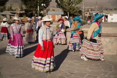 Chinchero, Peru, yaklaşık Eylül 2017: Chinchero, Peru halkı, geleneksel renkli Perulu giysiler giymiş