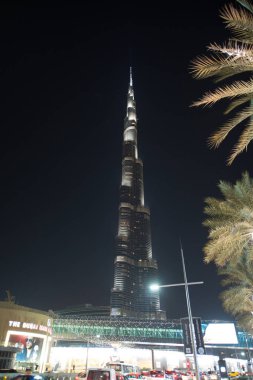 Abu Dabi-16 Haziran 2014-Dubai şehir merkezi gece sahnesi binalar, arabalar ve parlayan ışıklar ile, UAE  