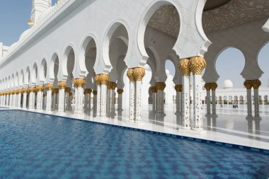 Abu Dabi, Birleşik Arap Emirlikleri - 15 Haziran 2014 - 15 Haziran 2014'te Abu Dabi'de Şeyh Zayed Ulu Camii. Birleşik Arap Emirlikleri'nin en büyük camisidir.