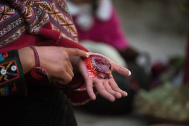 Chinchero, Peru, yaklaşık Eylül 2017: Chinchero, Peru halkı, geleneksel renkli Perulu giysiler giymiş