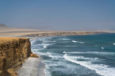 Paracas Ulusal Koruma Alanı, Peru. Rezerv'in temel amacı deniz ekosistemini ve tarihi kültürel mirası korumaktır.  