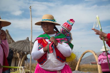 Puno, Peru, Eylül 2017 yaklaşık: yüzer adalar Los Uros Lake Titicaca Puno, Peru, Güney Amerika 'da kadınlar 