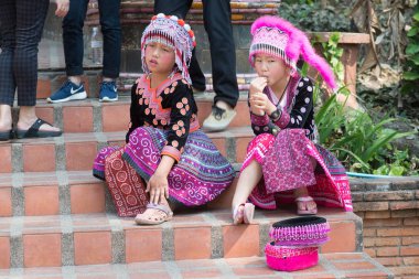 Tayland - Circa Şubat 2016: Tayland'da bir Budist tapınağında insanlar