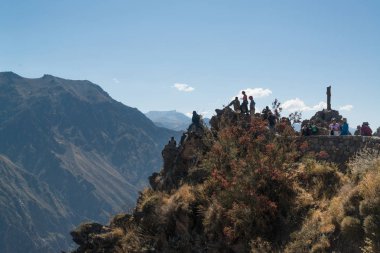 Colca Canyon, Peru, Eylül 2017 yaklaşık: Colca kanyon (Canon Del Colca), Peru Cruz del Condor noktasında duran insanlar 