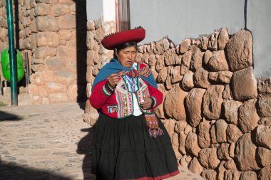 Chinchero, Peru, yaklaşık Eylül 2017: Chinchero, Peru halkı, geleneksel renkli Perulu giysiler giymiş