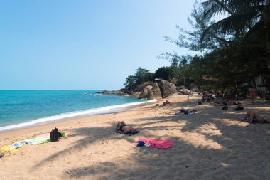 Koh Samui, Tayland-Şubat 2016 yaklaşık: Koh Samui Tayland lipanoi plajda turistler