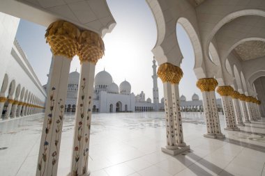 Abu Dabi, Birleşik Arap Emirlikleri - 15 Haziran 2014 - 15 Haziran 2014'te Abu Dabi'de Şeyh Zayed Ulu Camii. Birleşik Arap Emirlikleri'nin en büyük camisidir.