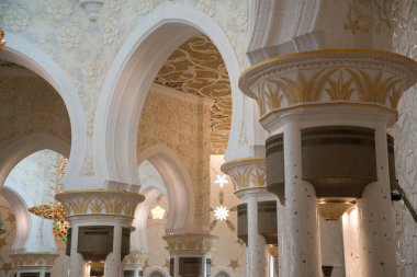 Abu Dabi, Birleşik Arap Emirlikleri - 15 Haziran 2014 - 15 Haziran 2014'te Abu Dabi'de Şeyh Zayed Ulu Camii. Birleşik Arap Emirlikleri'nin en büyük camisidir.