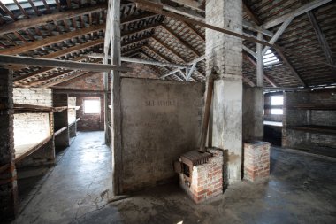 Auschwitz Birkenau, Oswiecim yakınlarındaki Polonya 'nın Brzezinka şehrinde eski bir Nazi imha kampı. Binalardan birinde mahkumların korkunç yatakları