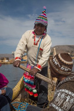 Puno, Peru, Eylül 2017 yaklaşık: yüzer adalar Los Uros Gölü Titicaca Puno, Peru, Güney Amerika üzerinde adam 