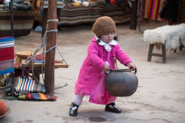 Chinchero, Peru, yaklaşık Eylül 2017: Chinchero, Peru halkı, geleneksel renkli Perulu giysiler giymiş