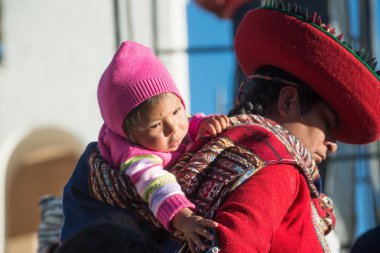 Chinchero, Peru, yaklaşık Eylül 2017: Chinchero, Peru halkı, geleneksel renkli Perulu giysiler giymiş