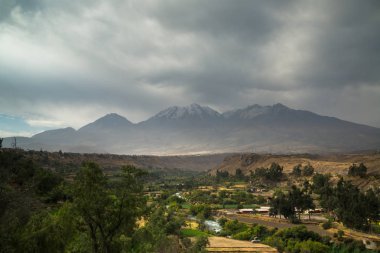 Arequipa bölgesindeki yanardağ Dağları manzarası, Peru