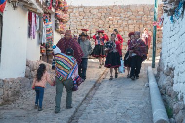 Chinchero, Peru, yaklaşık Eylül 2017: Chinchero, Peru halkı, geleneksel renkli Perulu giysiler giymiş