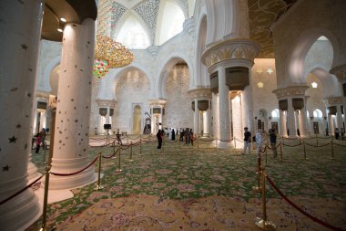 Abu Dabi, Birleşik Arap Emirlikleri - 15 Haziran 2014 - 15 Haziran 2014'te Abu Dabi'de Şeyh Zayed Ulu Camii. Birleşik Arap Emirlikleri'nin en büyük camisidir.