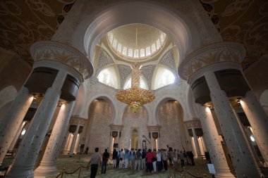 Abu Dabi, Birleşik Arap Emirlikleri - 15 Haziran 2014 - 15 Haziran 2014'te Abu Dabi'de Şeyh Zayed Ulu Camii. Birleşik Arap Emirlikleri'nin en büyük camisidir.