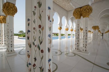 Abu Dabi, Birleşik Arap Emirlikleri - 15 Haziran 2014 - 15 Haziran 2014'te Abu Dabi'de Şeyh Zayed Ulu Camii. Birleşik Arap Emirlikleri'nin en büyük camisidir.