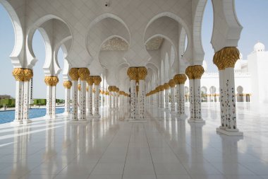 Abu Dabi, Birleşik Arap Emirlikleri - 15 Haziran 2014 - 15 Haziran 2014'te Abu Dabi'de Şeyh Zayed Ulu Camii. Birleşik Arap Emirlikleri'nin en büyük camisidir.