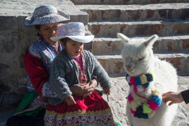Colca Canyon, Peru, Eylül 2017: Colca Canyon (Canon Del Colca), Peru 'da Hediyelik eşya satan satıcılar