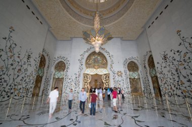 Abu Dabi, Birleşik Arap Emirlikleri - 15 Haziran 2014 - 15 Haziran 2014'te Abu Dabi'de Şeyh Zayed Ulu Camii. Birleşik Arap Emirlikleri'nin en büyük camisidir.