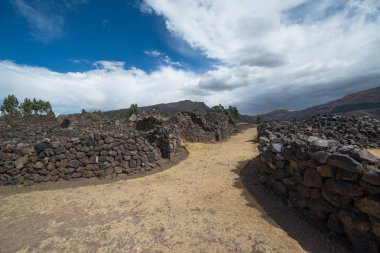 Cusco, Peru yakınlarındaki Raqch'i, Raqchi veya Wiracocha Tapınağı harabeleri. Güney Amerika