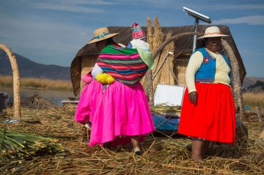 Puno, Peru, Eylül 2017 yaklaşık: yüzer adalar Los Uros Lake Titicaca Puno, Peru, Güney Amerika 'da kadınlar 